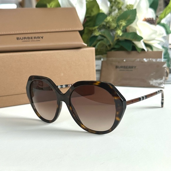 New BURBERRY Vanessa Brown Gradient Geometric Ladies Sunglasses 55mm - Picture 2 of 10